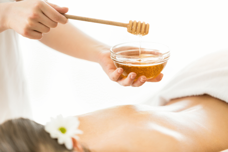 Přečtete si více ze článku Medová detoxikační masáž – proč ji vyzkoušet: detox, relaxace, regenerace